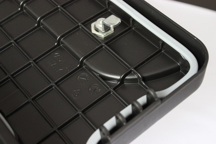 Boîte,  coffre à outils DAKEN 82203  BLACKIT 750x300x355mm 50,6l avec supports de montage